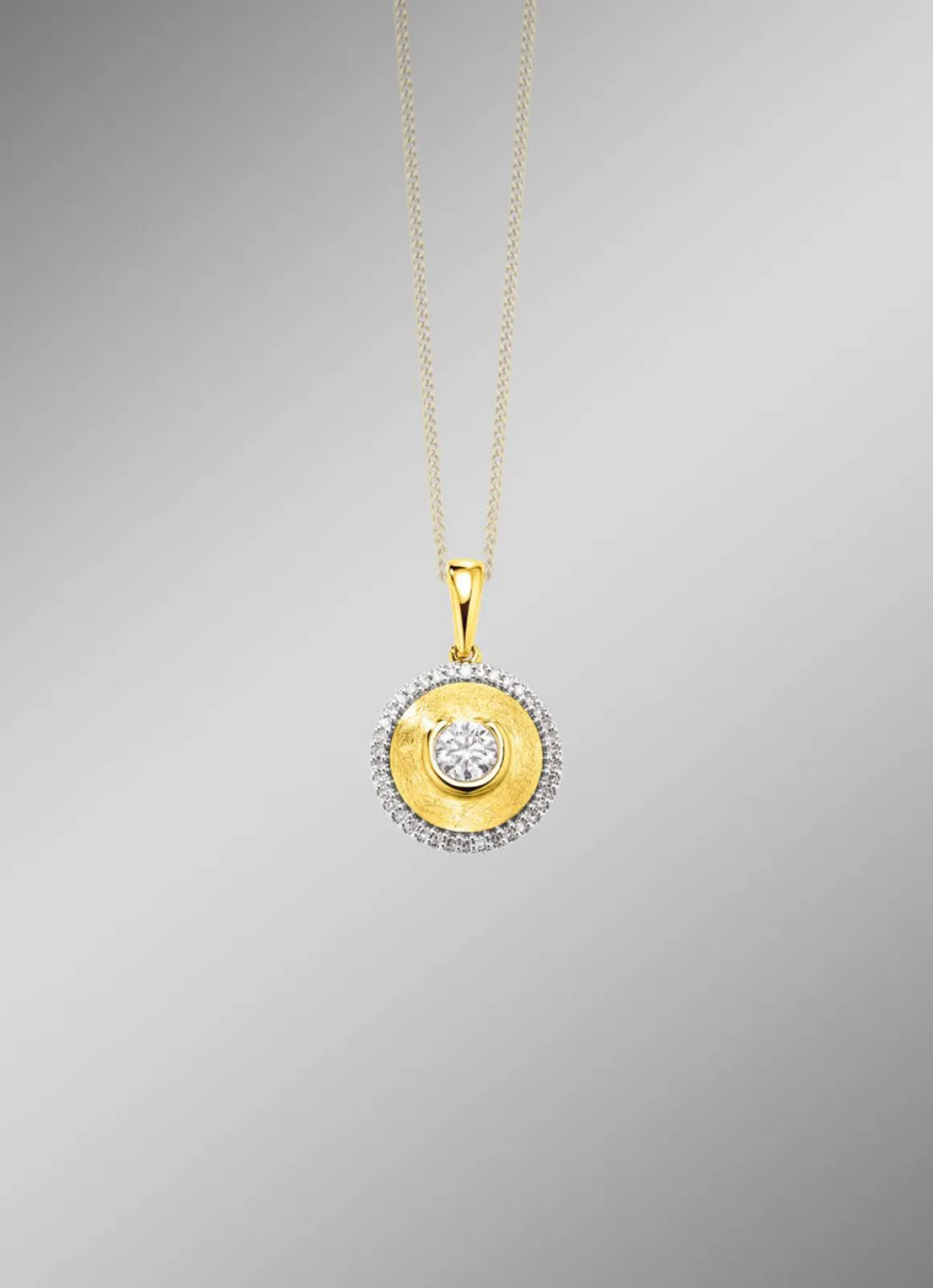 Stilvoller Anhänger mit Brillant und Diamanten