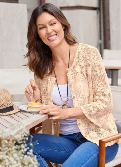 Strickjacke mit Blumen und Schmetterlingen