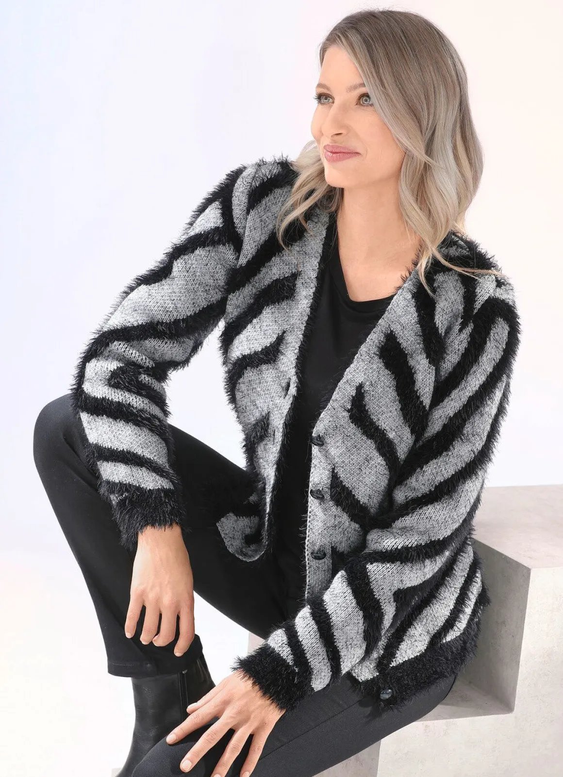 Strickjacke mit haarigem Effektgarn