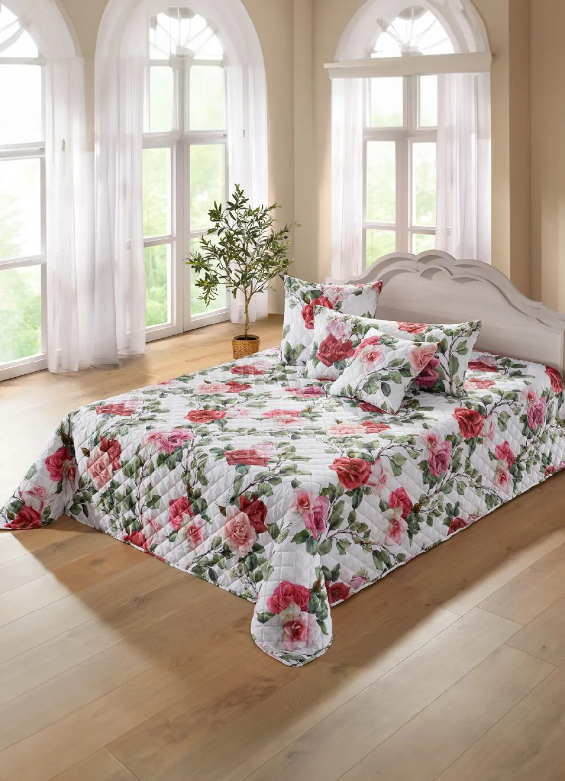 Tagesdecke und Kissenbezüge mit Rosen- Motiven