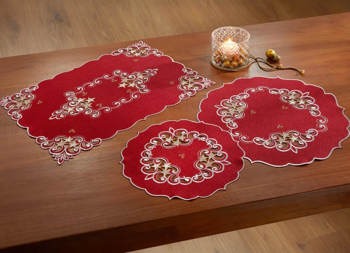 Tischdecke mit aufwendigen Stickereien