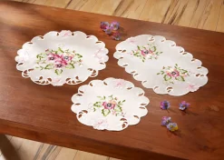 Tisch- und Raumdekoration mit Stiefmütterchen-Stickereien