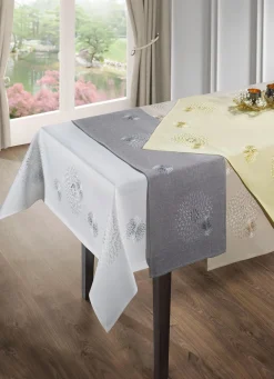 Tisch- und Raumdekoration mit aufwendiger Stickerei